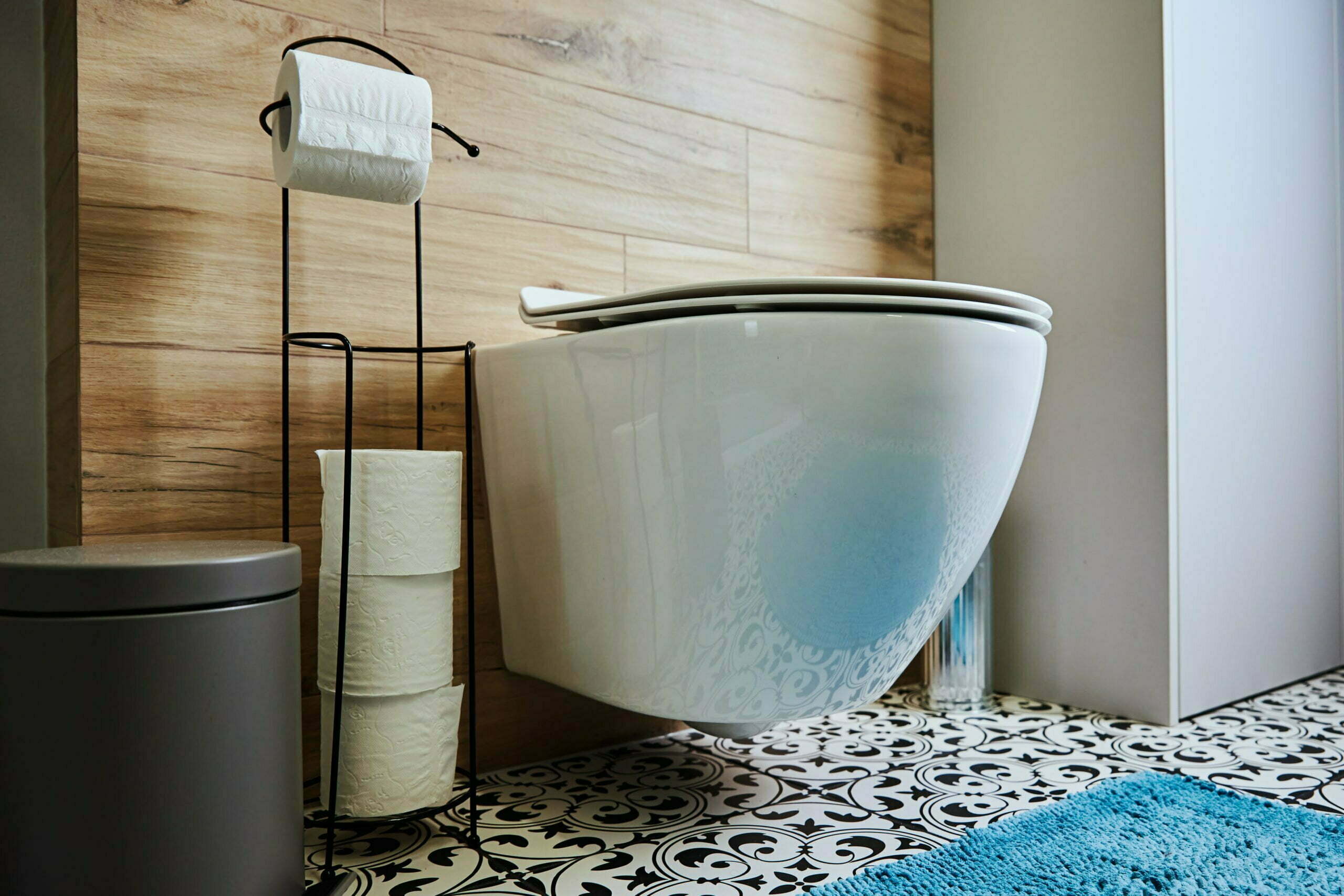 a bucket with a lid
